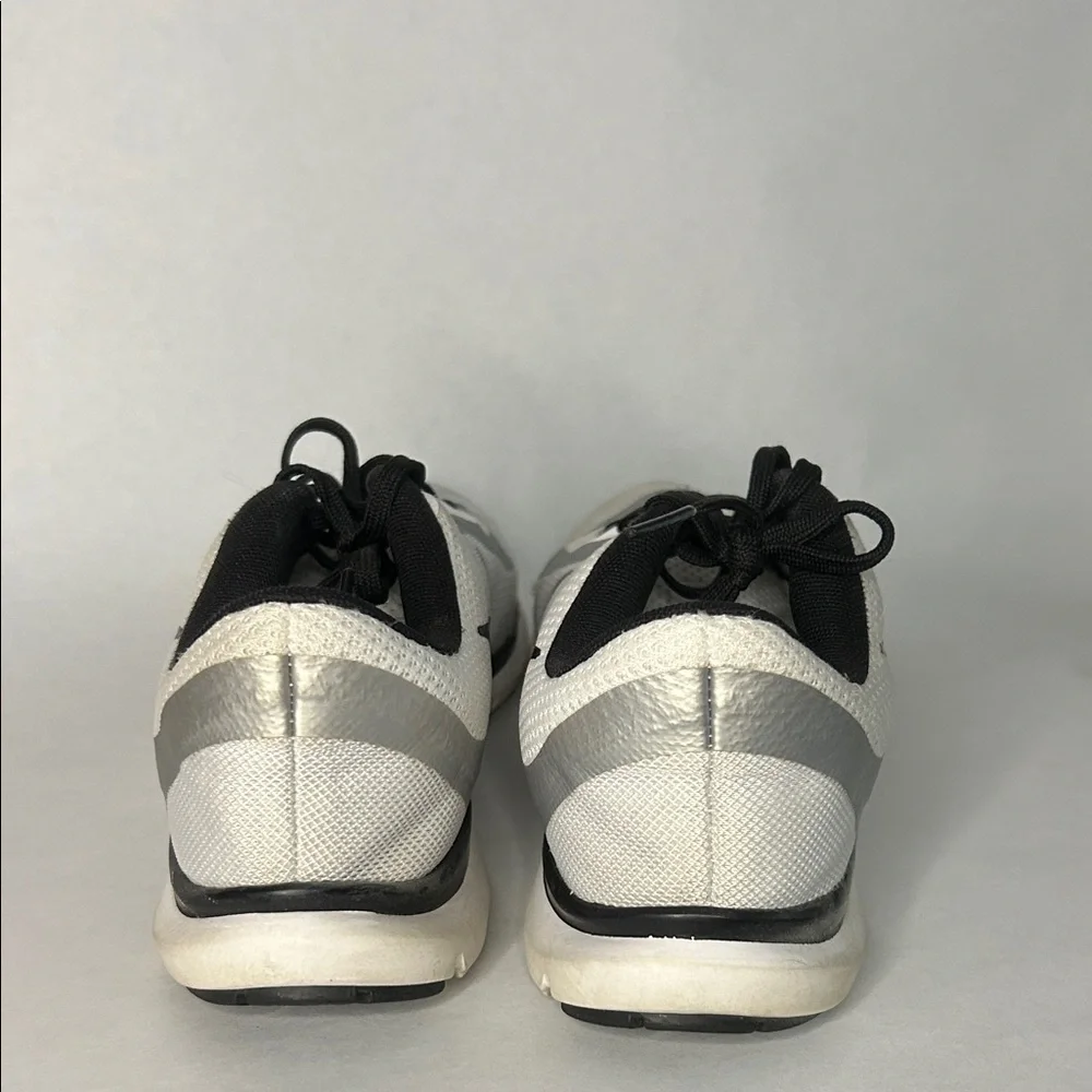 Nike Women's White and Black Athletic Shoes - Picture 3 of 8